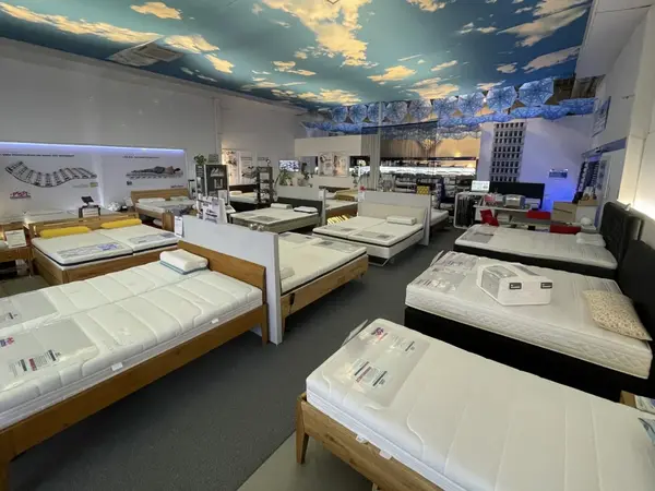 Matratzenfachgeschäft mit vielen Betten und Matratzen im Showroom